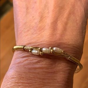 Gold filled wire bracelet with freshwater pearls